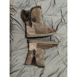 UGG Australia Bailey Button Boots Women’s Size 8 Chestnut Brown Suede Shearling